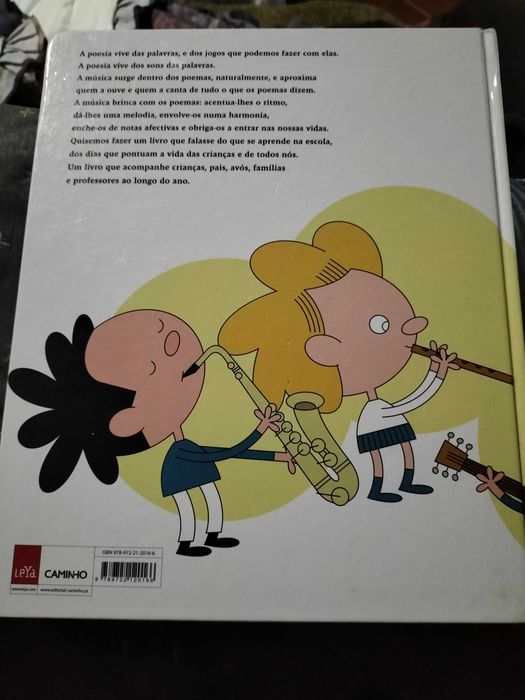 Livro infantil Canta o galo gordo, canções e poemas para todos o ano.