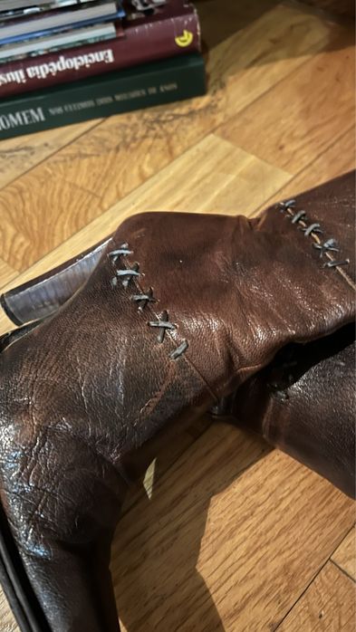 Botons castanhos em pele