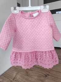 Sweterek różowy z baskinką koronkową 62