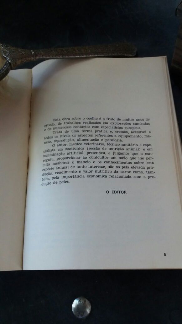 Livro "O coelho" Maneio-Alimentacao-Doenças . De L.Ruiz/ 1980