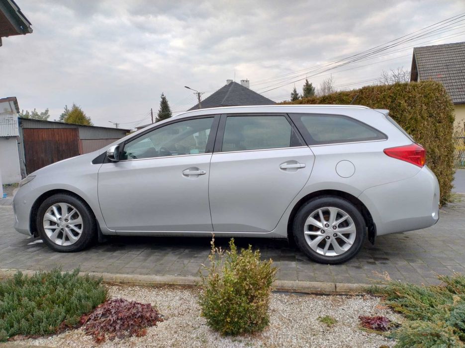 Toyota Auris kombi 1,4 D4D 90KM, krajowa, 2013, kamera cofania
