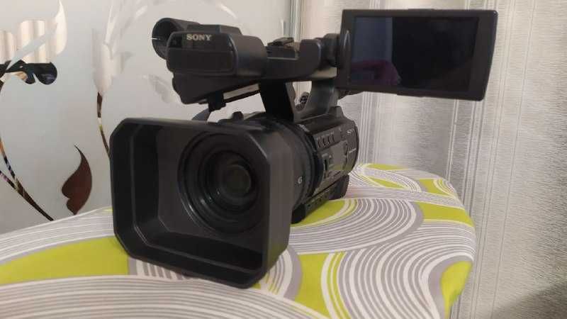 Відеокамера Sony HXR-NX100 в комплекті з сумкою