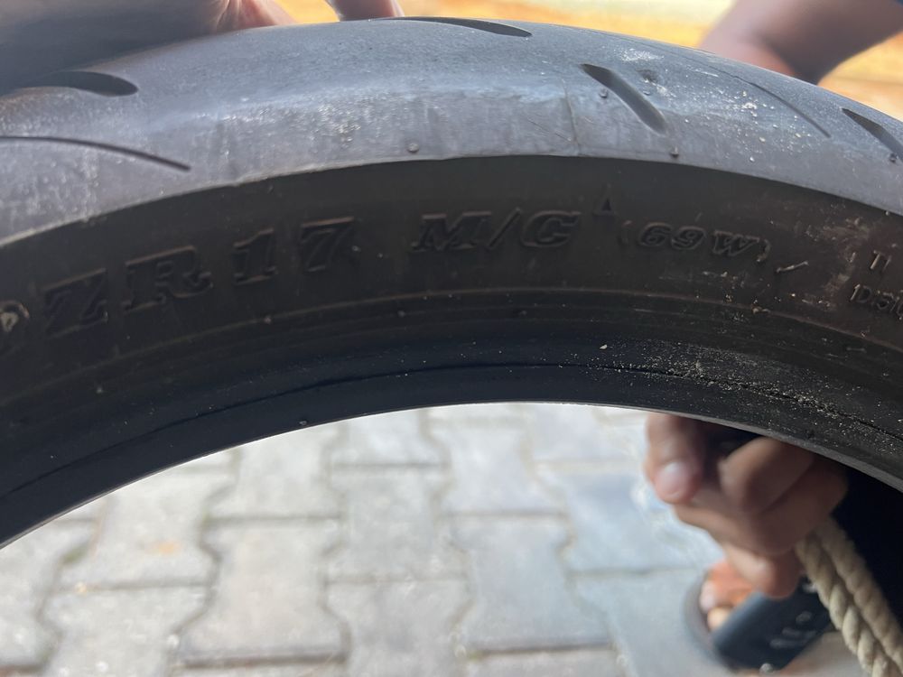 Pneus de mota em bom estado