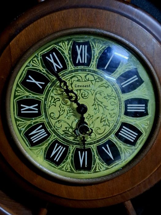 Roda de leme com relogio mecanico