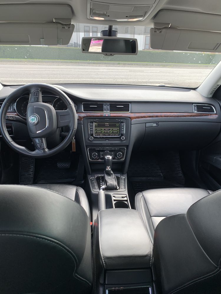 SKODA.     Superb