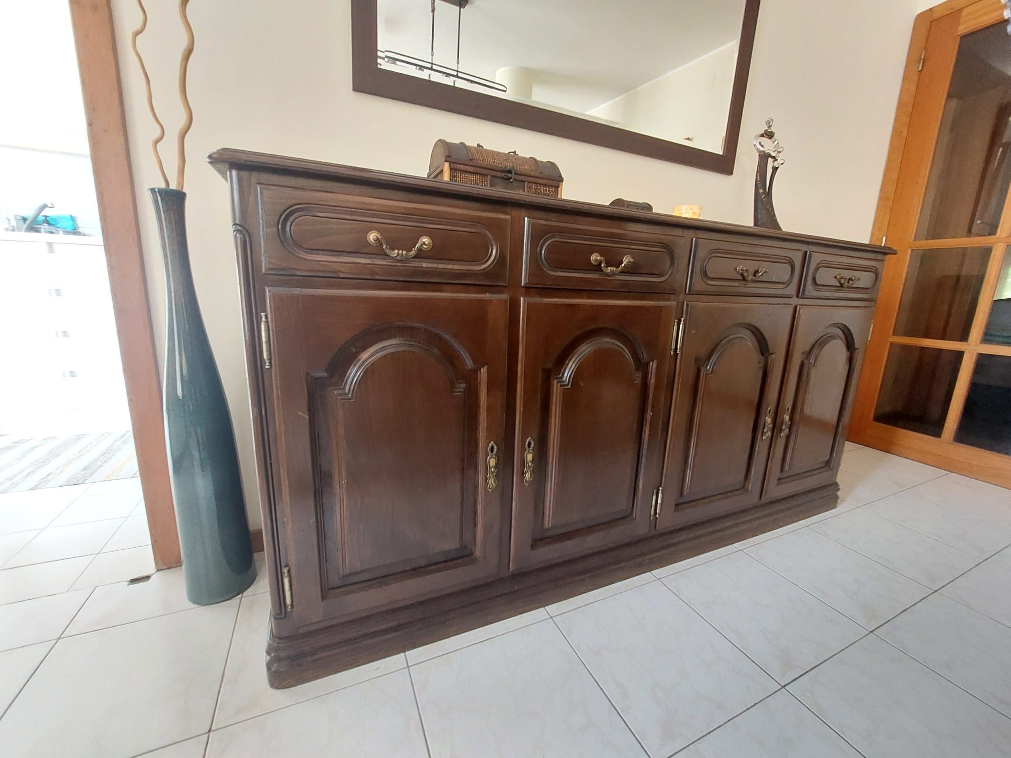 Conjunto Mesa de Jantar + 6 cadeiras + Aparador