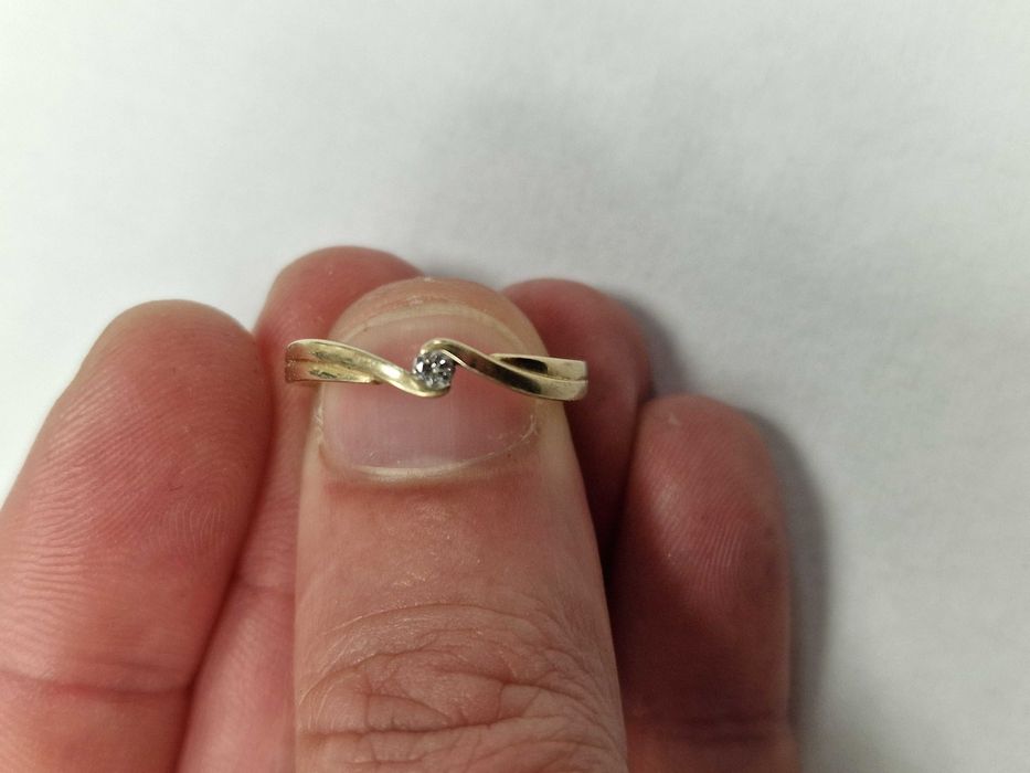 Złoty pierścionek/ 585/ 1.84 gram/ R16/ Apart/ DIA 0.06 CT/ nowoczesny