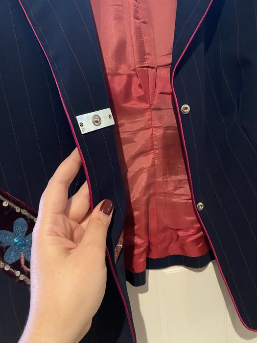 Трендовый костюм с ручной вышивкой