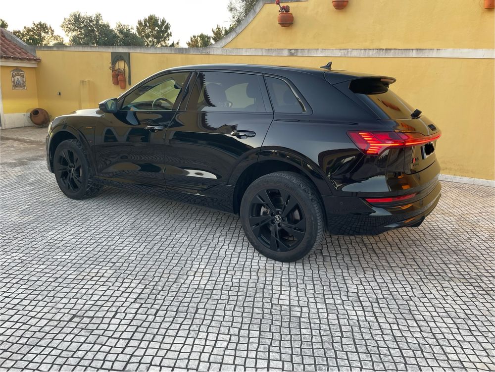 Audi Q8 Etron 50 S-line kit Black Edition