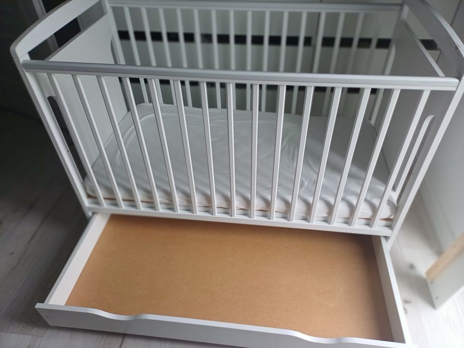 Sprzedam łóżeczko dziecięce białe z szufladą