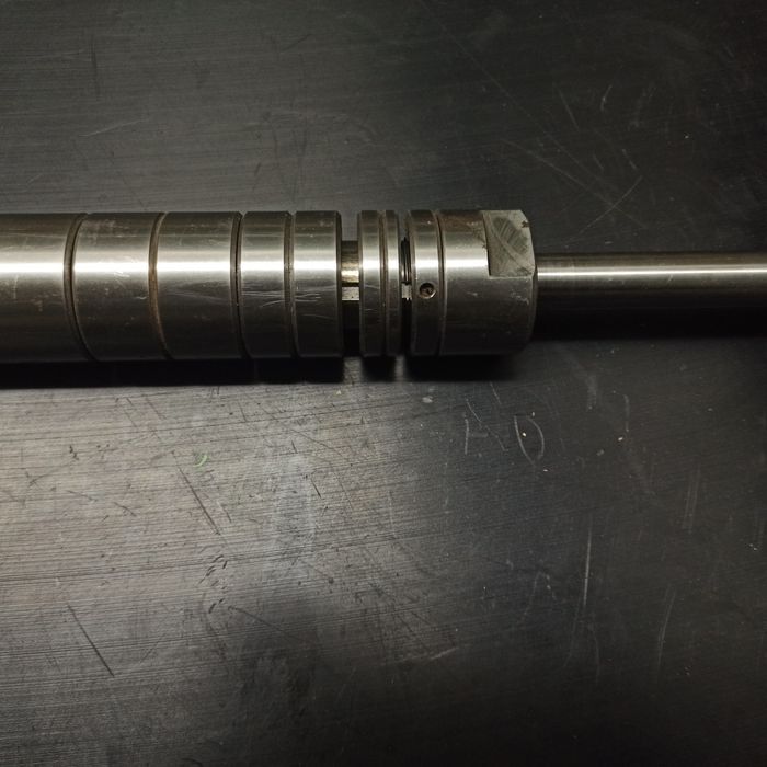 Trzpien wrzeciono frezarki gomad