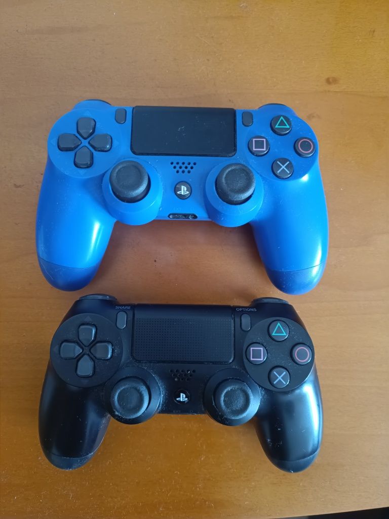 PS4 500GB + 2 comandos + jogos