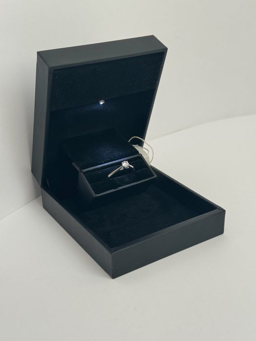 Золота каблучка з білого золота