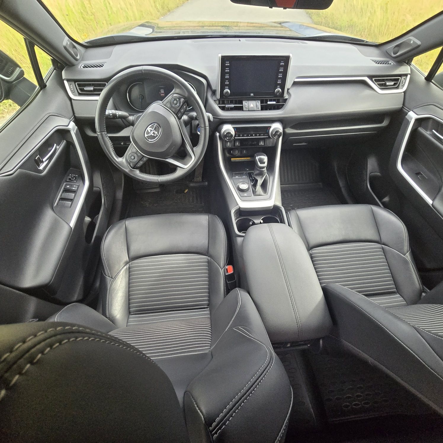 Toyota rav4 2.5 hybrid 4×4 Bogote wyposażenie
