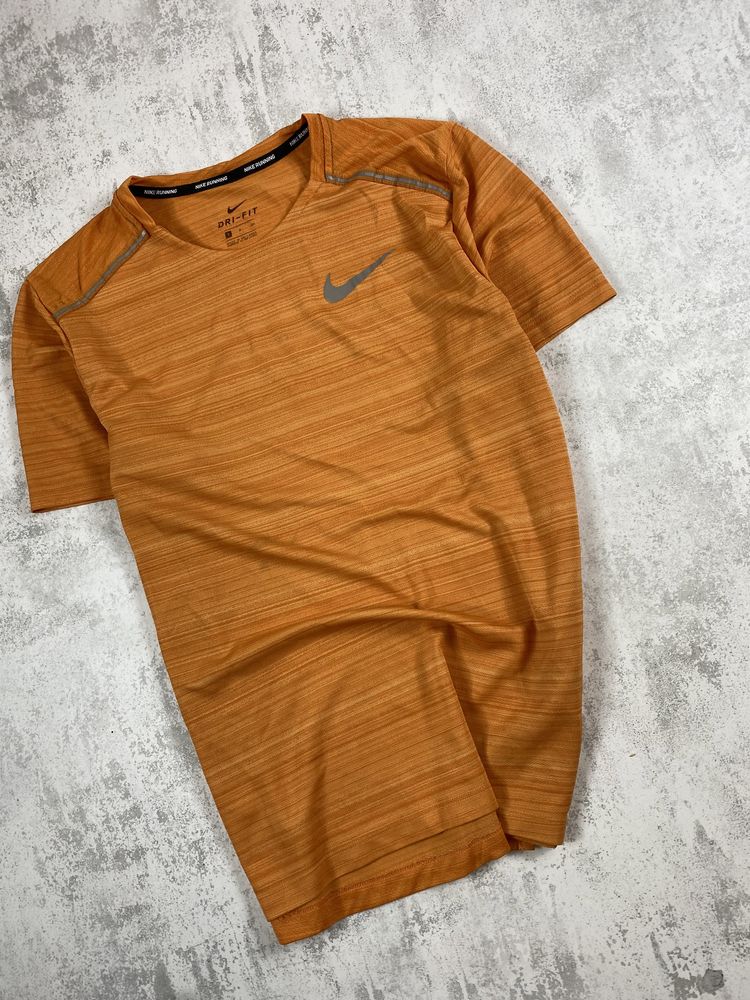 Яскрава помаранчева Nike Dri-Fit: стиль і видимість