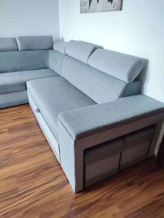 Szary narożnik z funkcją spania, regulowane zagłówki +pufy