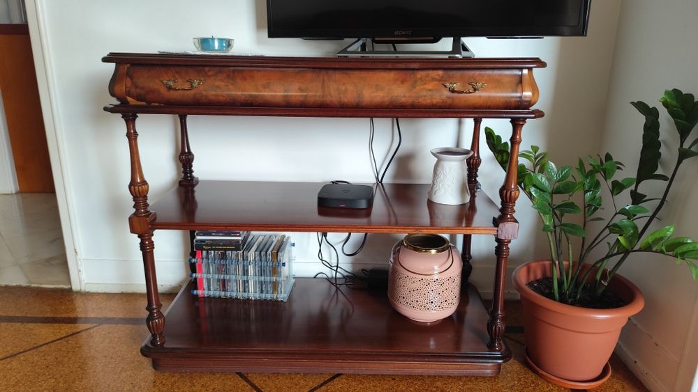 Mesa de TV em Nogueira