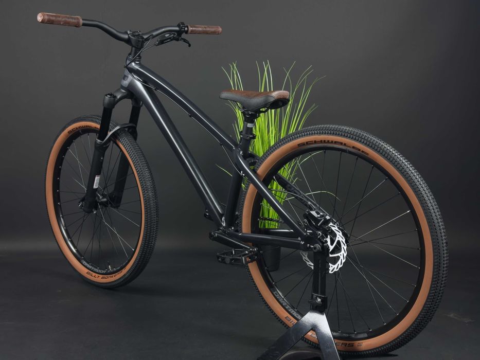 26″ DARTMOOR Two6Player Evo 2025
(mat Black/Brown)
Dirt Street Park