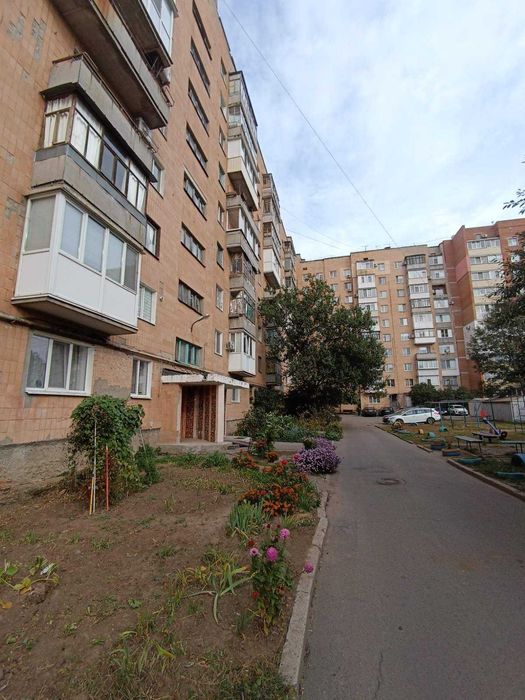 Продаж просторої  квартири по вул. Баяна