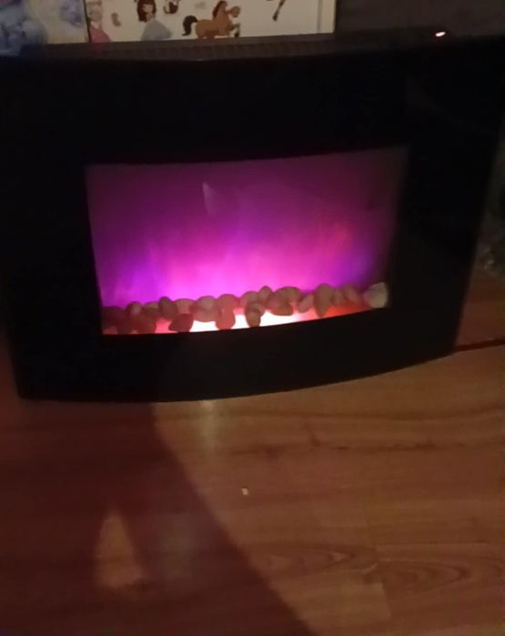 Kominek elektryczny ścienny z funkcją grzania I oświetleniem led