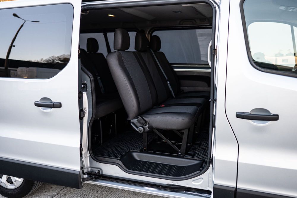 Wynajem wypożycz BUS 9-osobowy kat.B. Renault Trafic Automat Wrocław