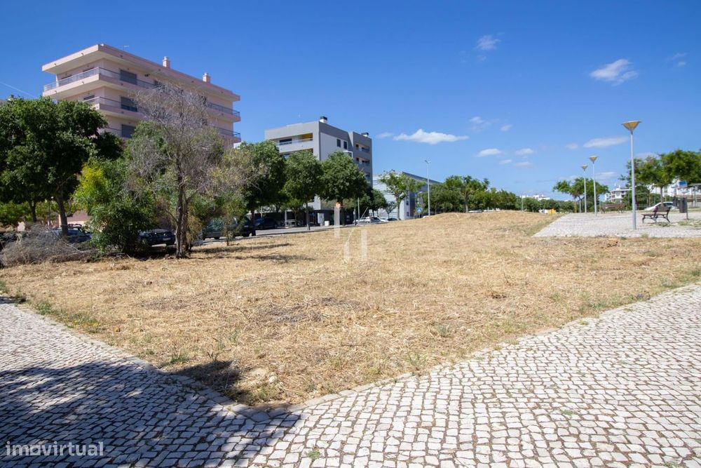 Terreno para prédio de 5 andares com 28 apartamentos em Loulé