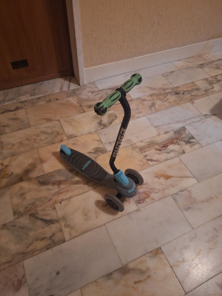 Trotinete de criança com três rodas
