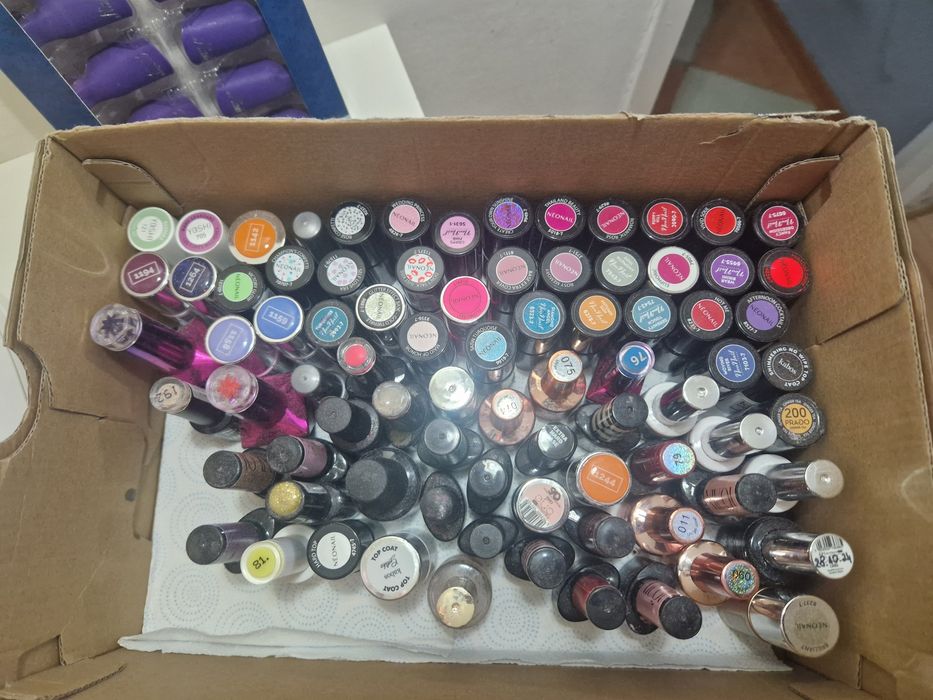 Lakiery do paznokci hybrydowe