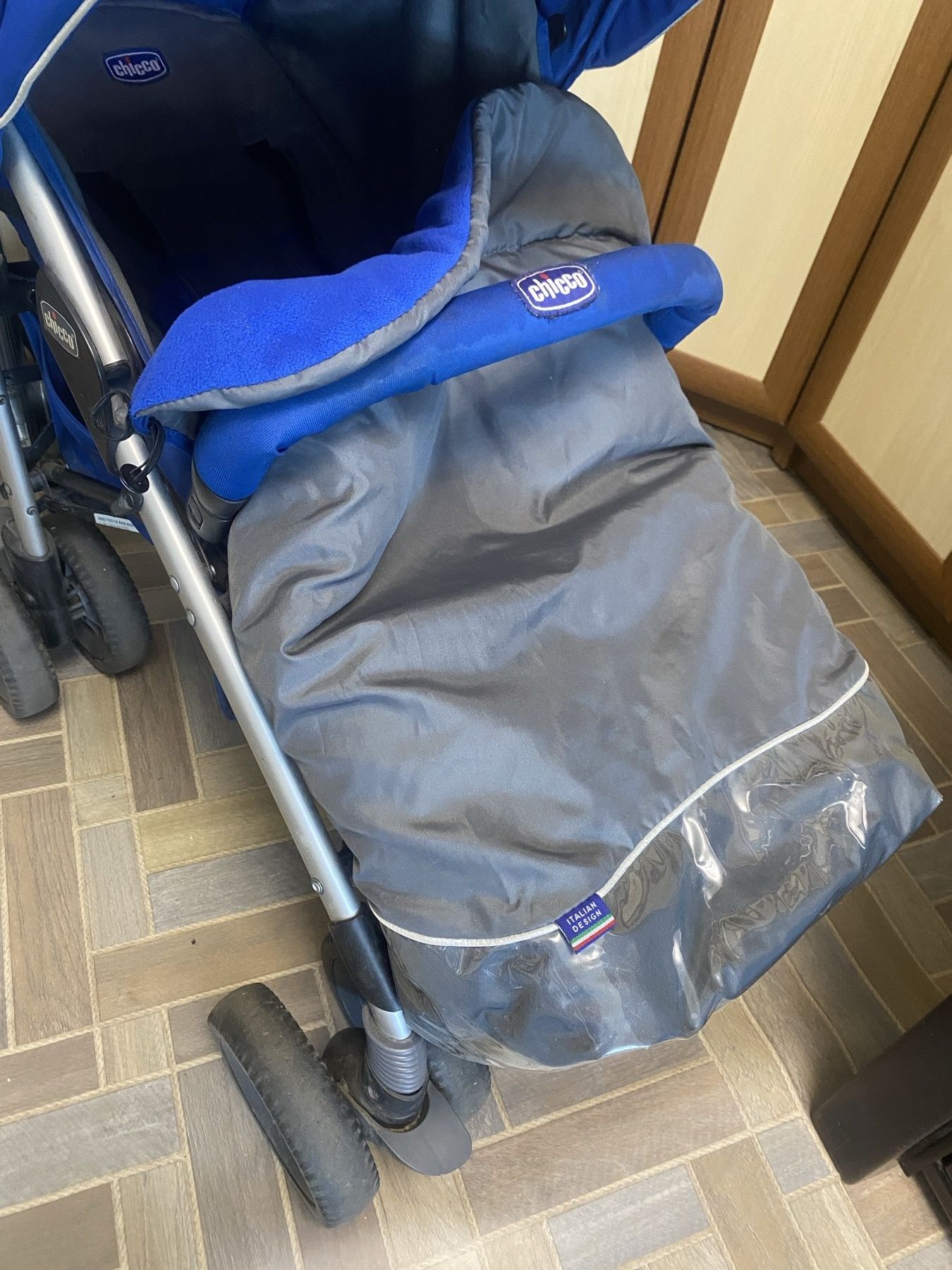 Прогулянкова коляска chicco + подарунок (памперси)