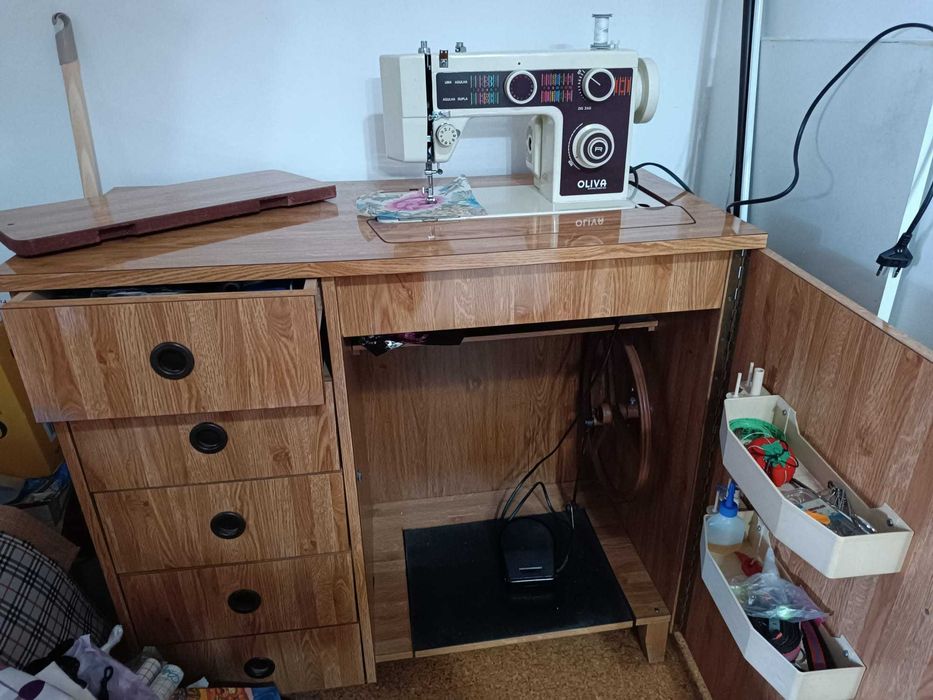 Máquina de Costura OLIVA com Móvel