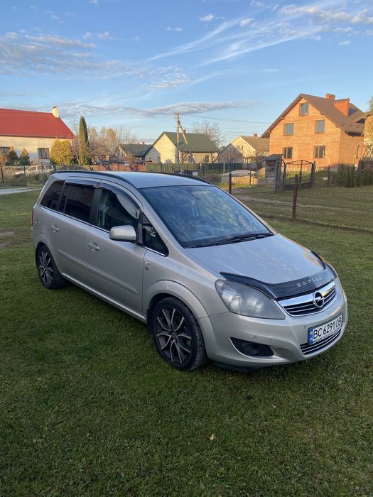 Opel Zafira 2010 рік