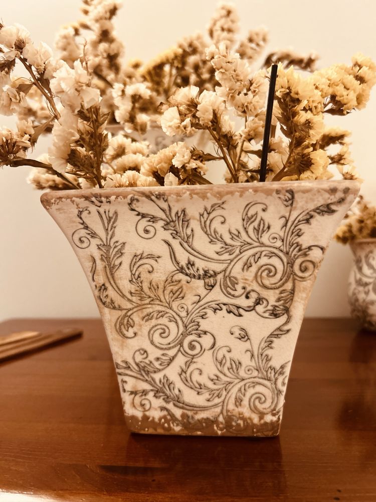 Conjunto decorativo de quatro peças, que inclui as flores secas