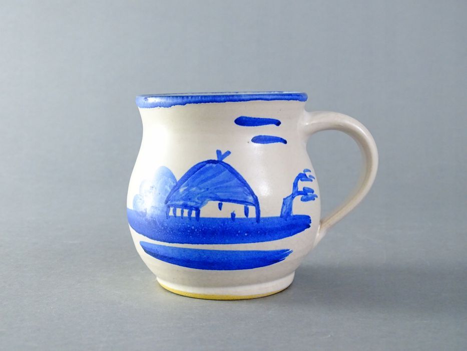 stary malowany kubek ceramiczny
