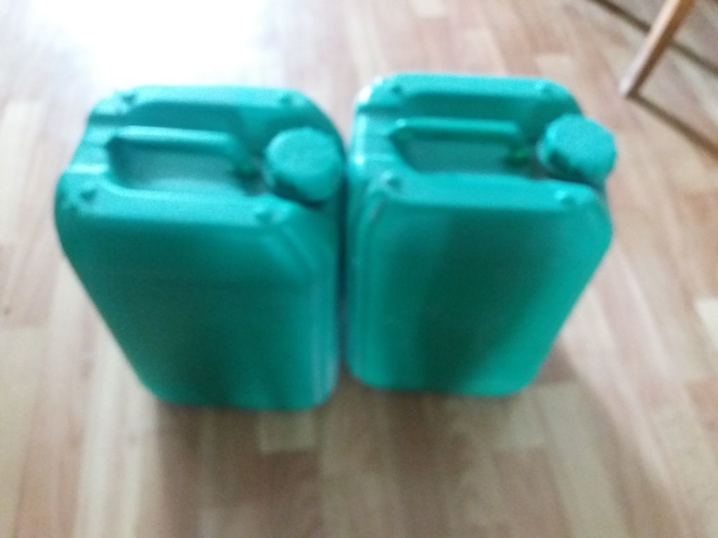 Продам две канистры.