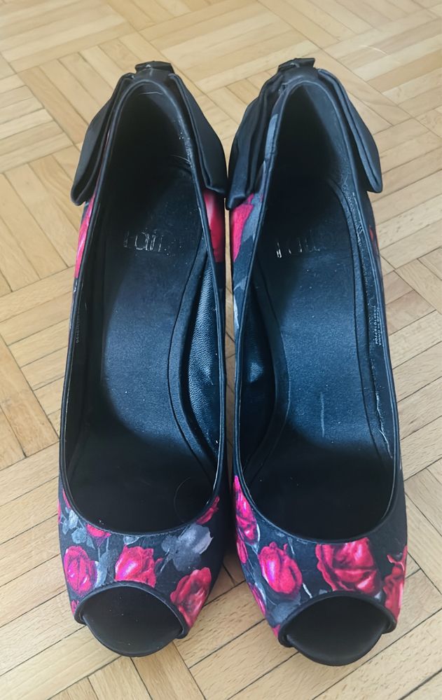 Czarne buty w róże na obcasie Jak Dolce & Gabbana szpilki kwiaty D&G
