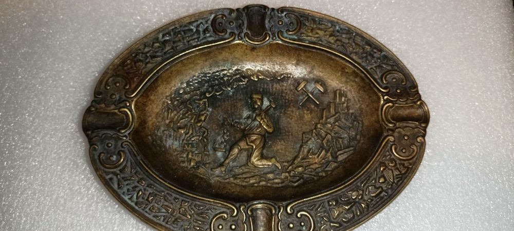 Popielniczka z brązu lub mosiądzu - owalna - symbole górnicze