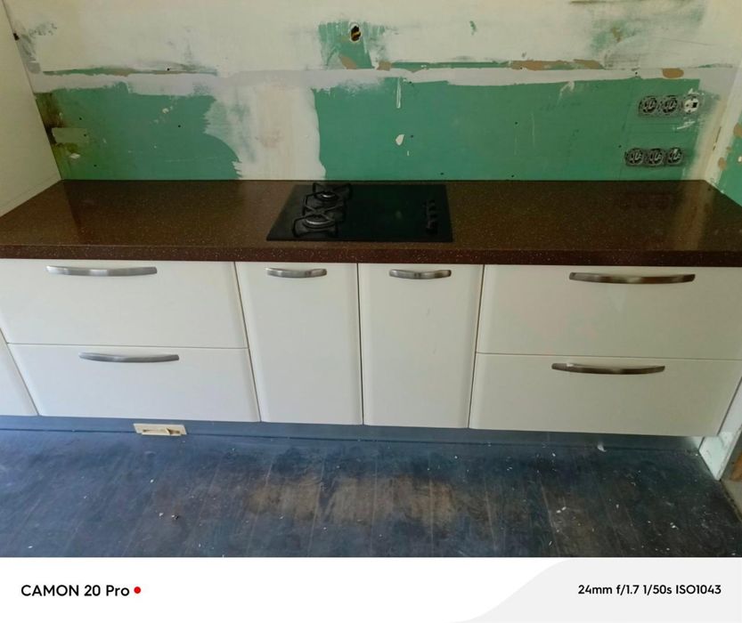 Кухня з вбудованою  духовкою і мікрохвильовкою  ( в робочому стані)