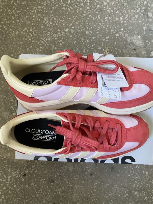 Кросівки жіночі фірмові