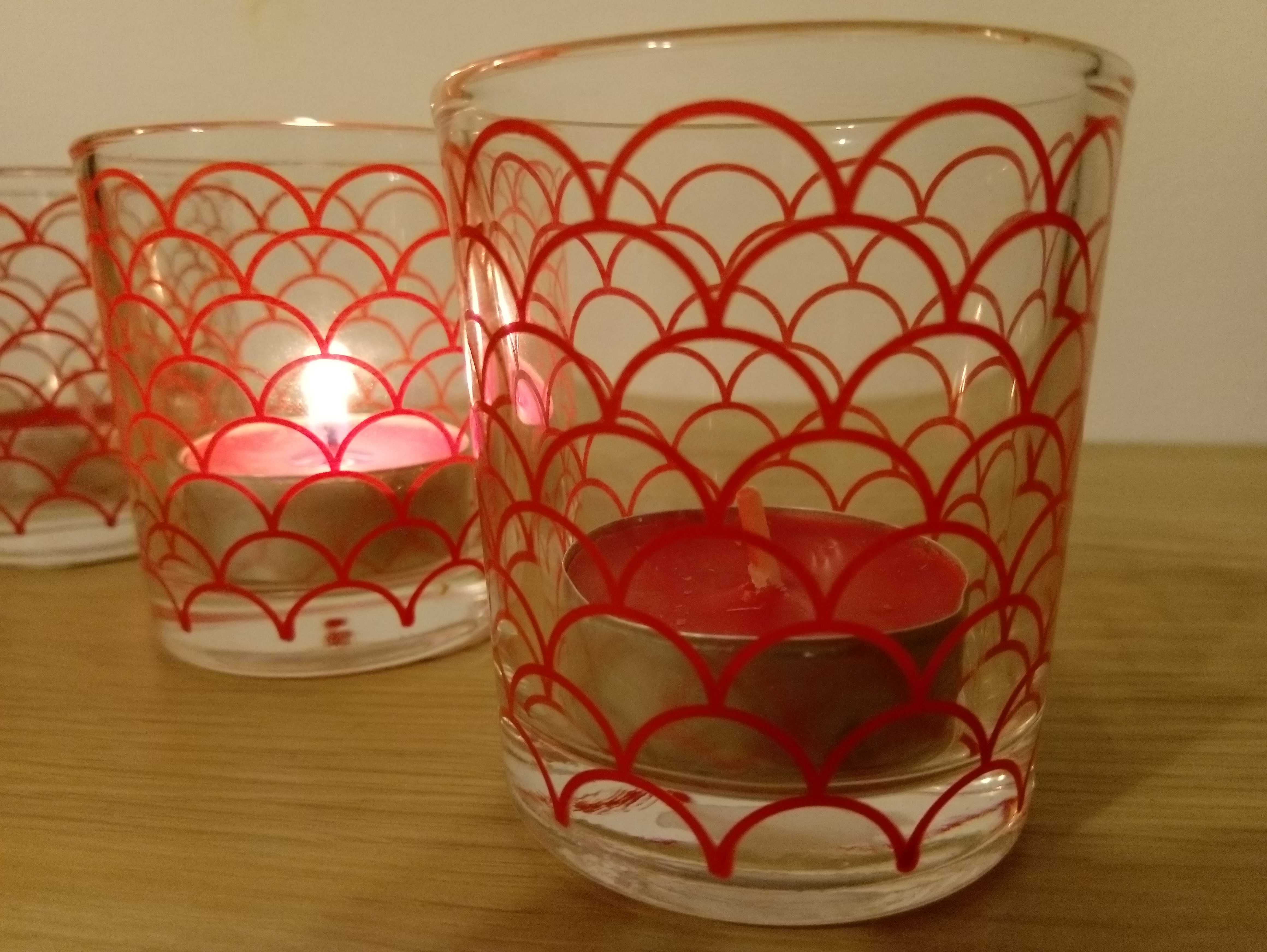 3 nastrojowe świeczniki z czerwonym wzorem wysokość  6,5 cm