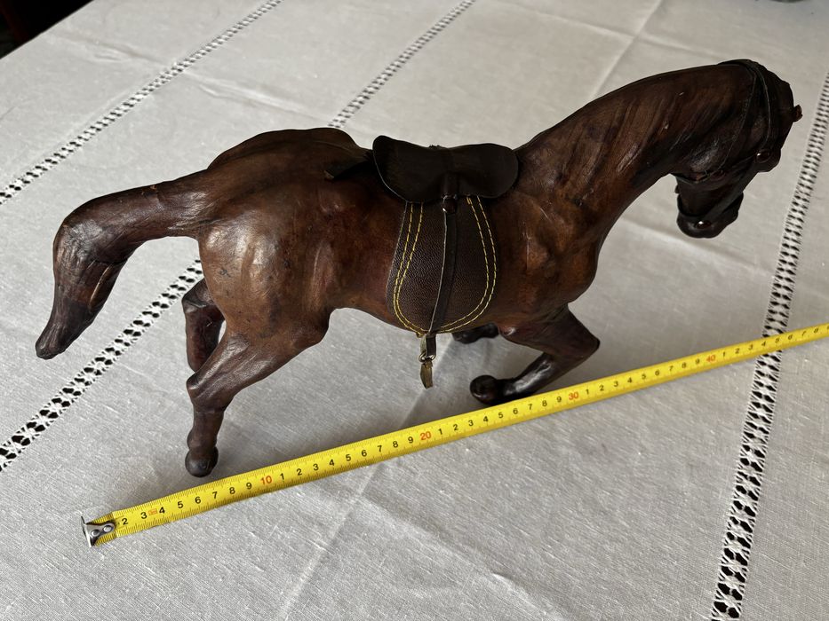 Escultura antiga de cavalo em couro – peça artesanal vintage