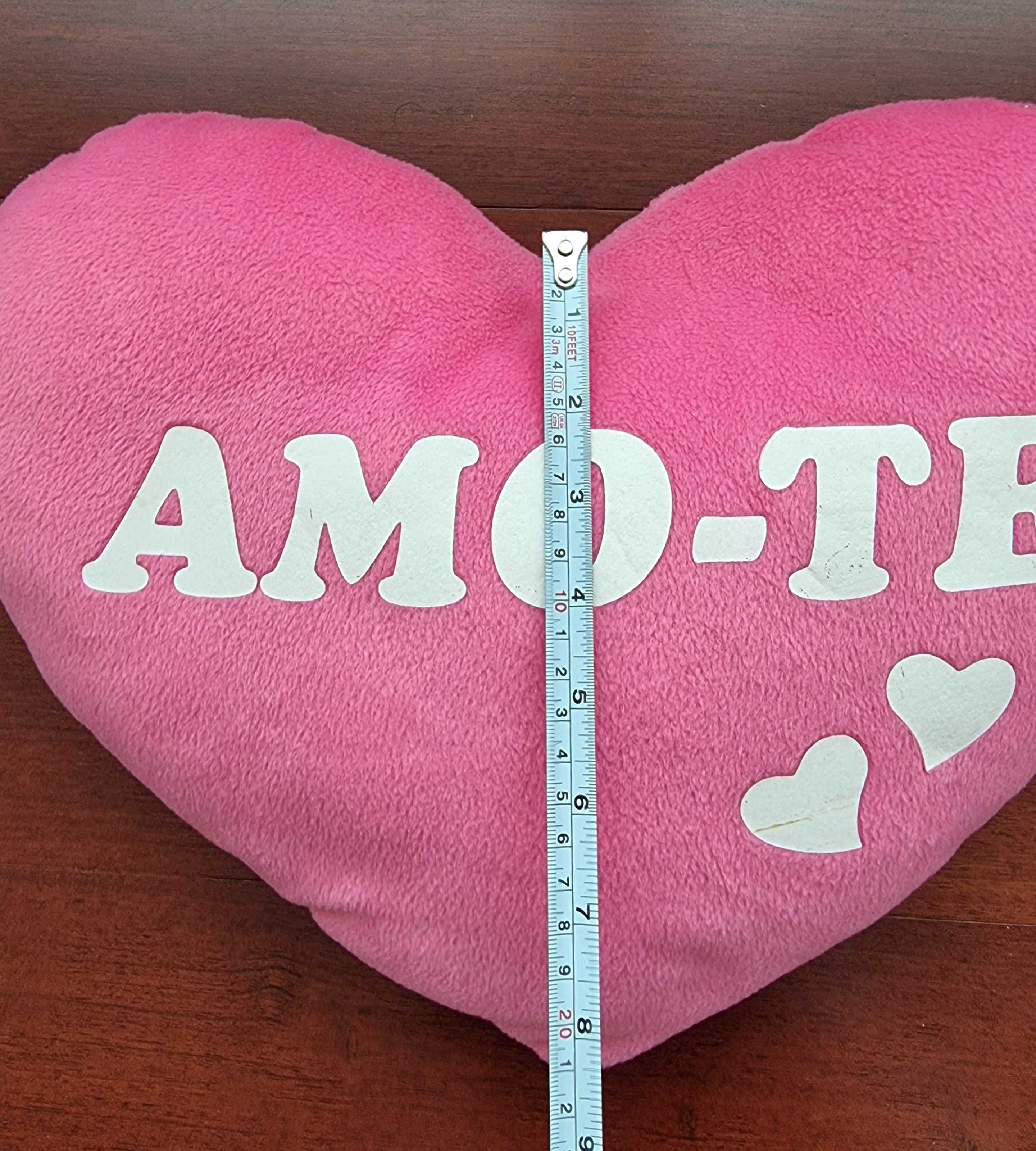 Almofada rosa em formato de coração "AMO-TE"