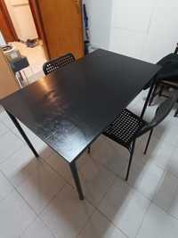 Mesa preta IKEA com duas cadeiras