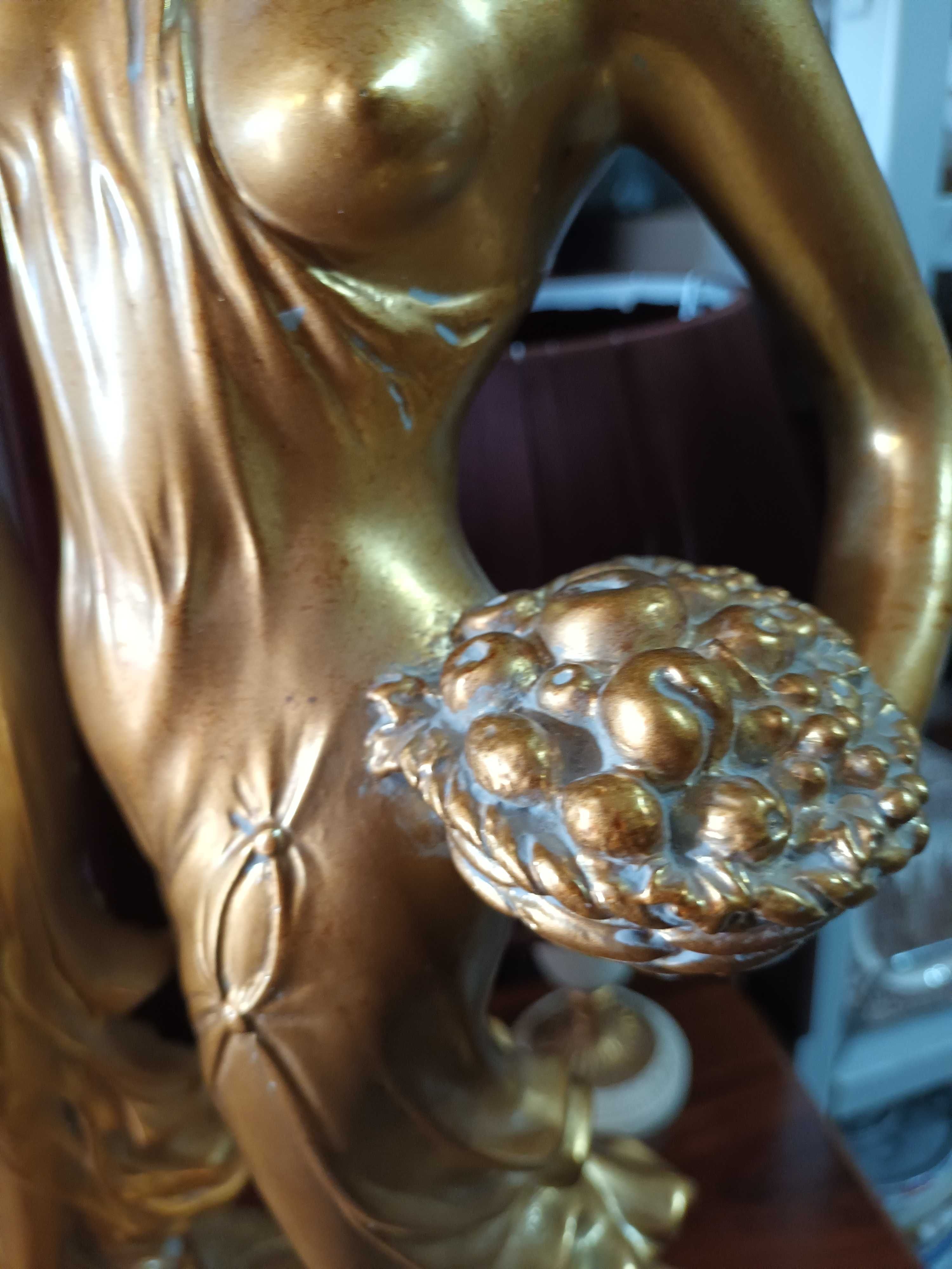 Escultura em dourado castiçal