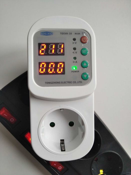 Захисне реле напруги, відсікач напруги в розетку 16А  TOMZN