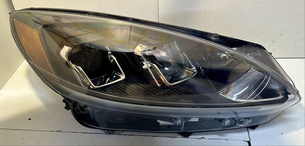 Фара правая Ford Escape MK4 USA 2020 2021 2020 LJ6B-13W029-BH