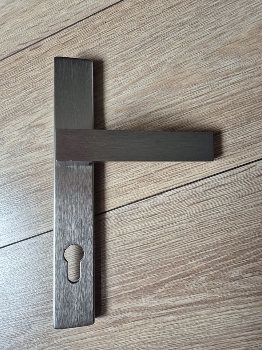 Pojedyncza klamka na długim szyldzie