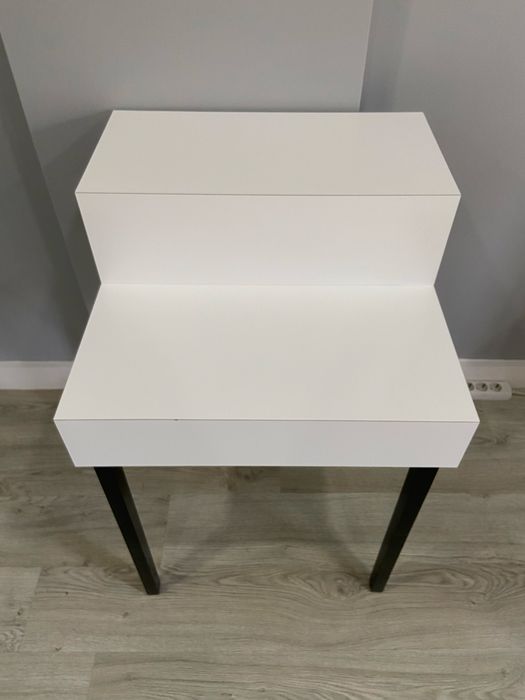 Móvel de entrada branco e preto