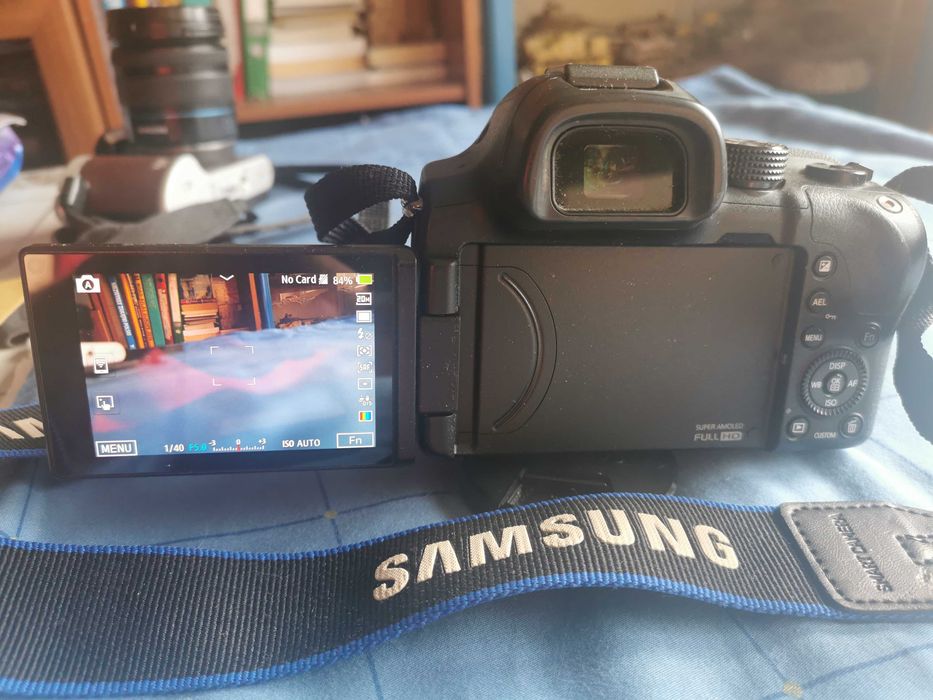 Aparat Samsung NX30 z obiektywem