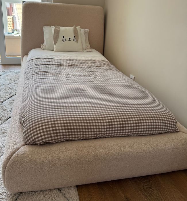Cama de solteiro e colchão