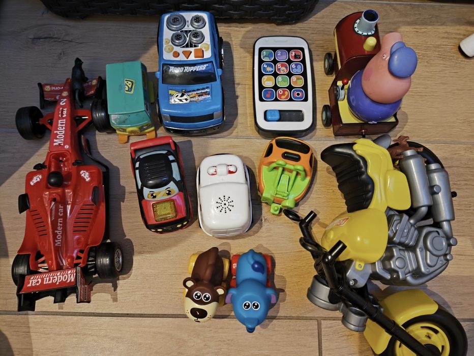 Zestaw zabawek (głównie autka)